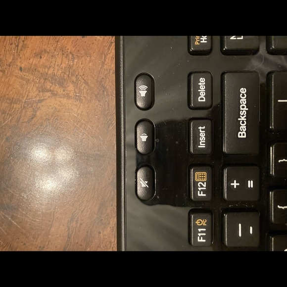Logitech wireless keyboard. Compatible with windows only - Picture 6 of 14